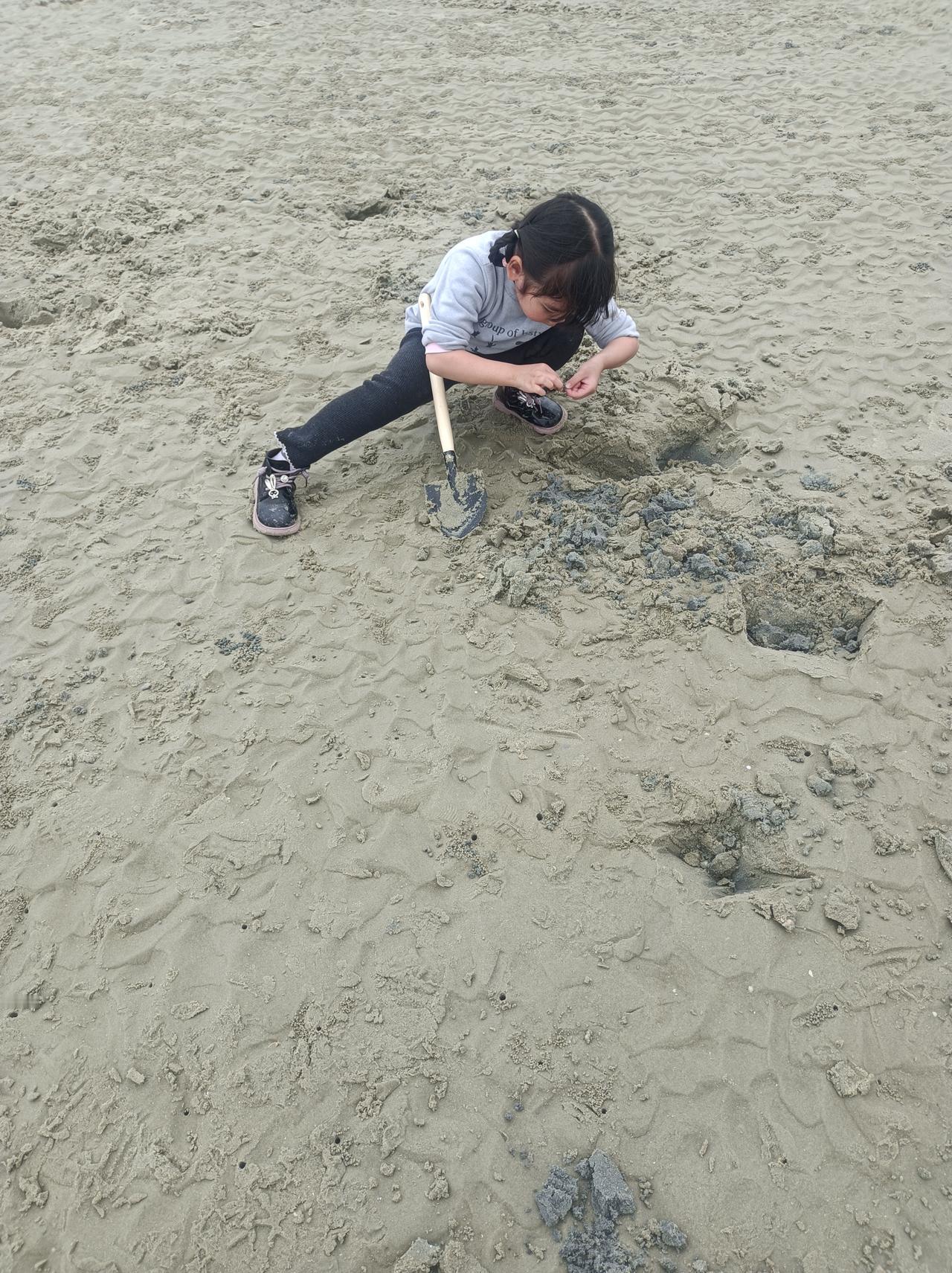 宝宝在海边自由玩沙子、挖小螃蟹，简直是超棒的童年体验。之前我带孩子去广西北海，到