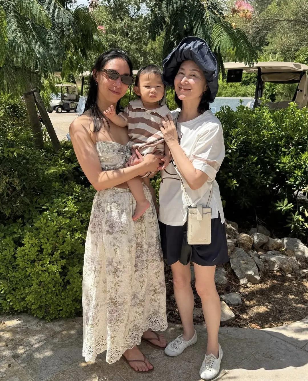 63岁何超琼和干女儿、干外孙一起出去旅游，她的脸已经有了很多皱纹，老态还挺明显的