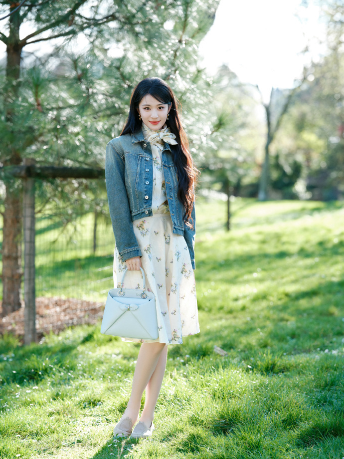 王楚然斜拍侧脸王楚然这组斜拍侧脸真的太绝了！线条流畅又精致，下颌线清晰柔和，鼻梁