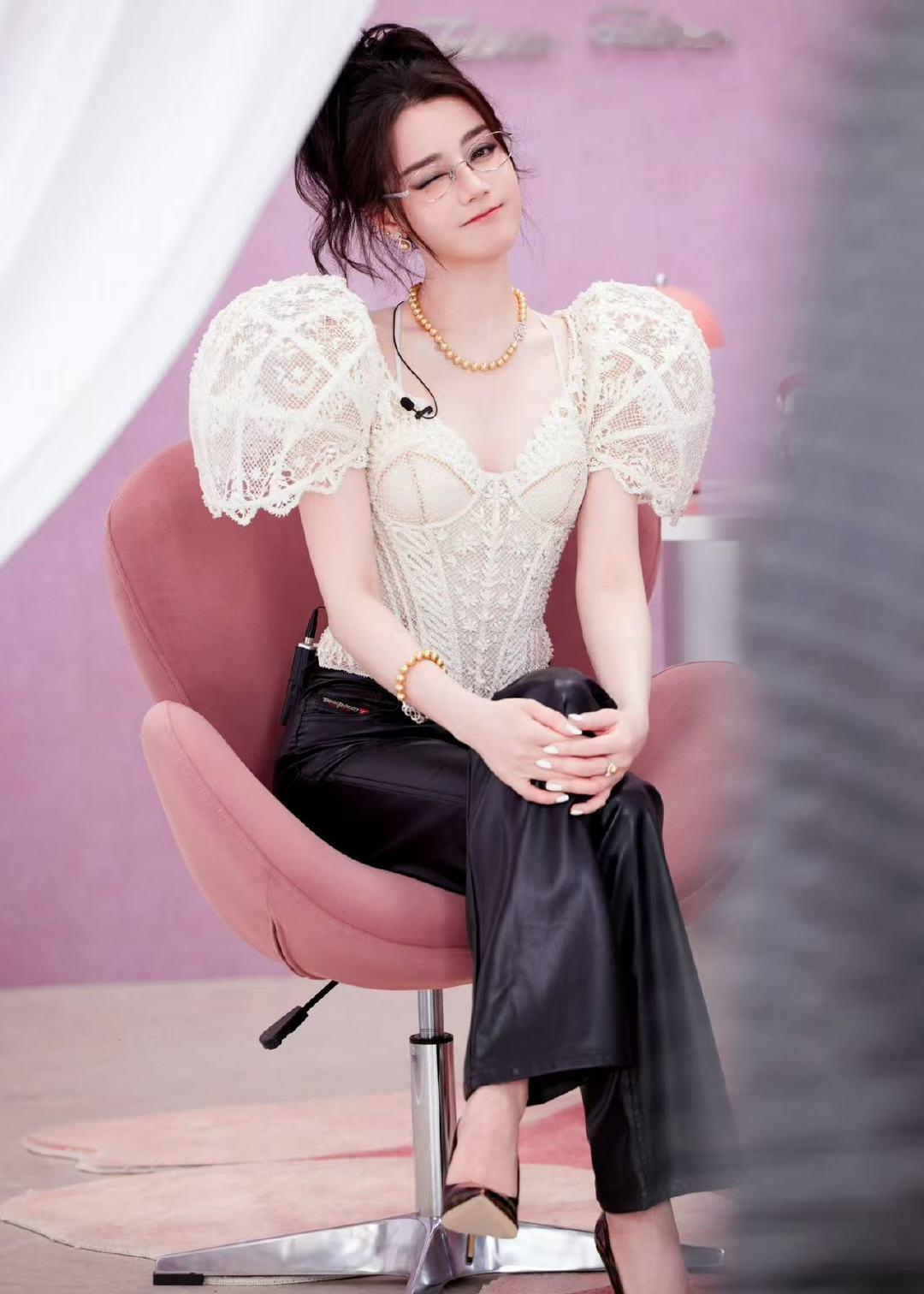 热巴墨镜ootd迪丽热巴不同场景的墨镜ootd迪丽热巴不同场景的墨镜ootd迪丽