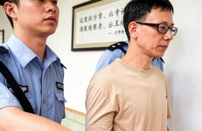 2010年，辣眼日记疯传网络，他慌忙花20万找人删帖，可互联网从不缺记忆，这一删