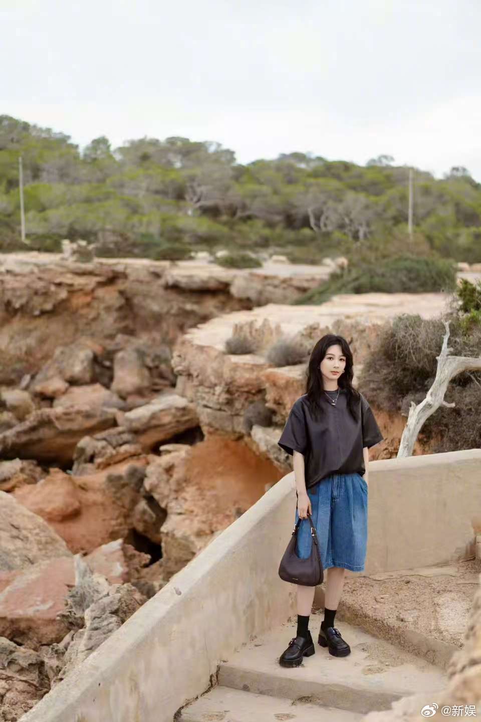 杨紫海边浪漫碎片杨紫海边碎片惊喜掉落!酷帅休闲紫妹上线!皮衣➕微卷长发，又美又飒