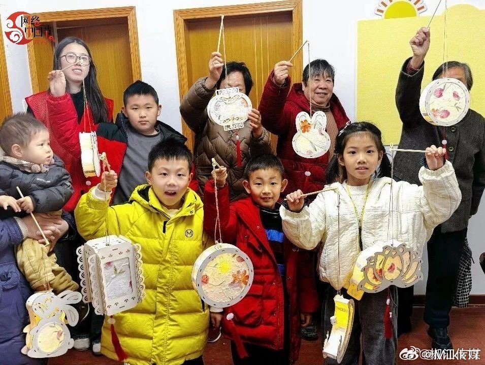 台州儿童指尖传古韵红红火火过元宵元宵将至，台州椒江海门街道热闹开场。孩子们亲手做