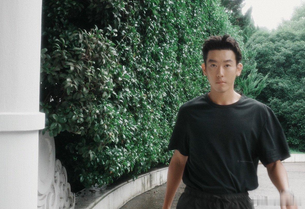 以为是ladygaga实际是尼格买提姜思达放话自己即将成为顶级巨星，满心期待体验