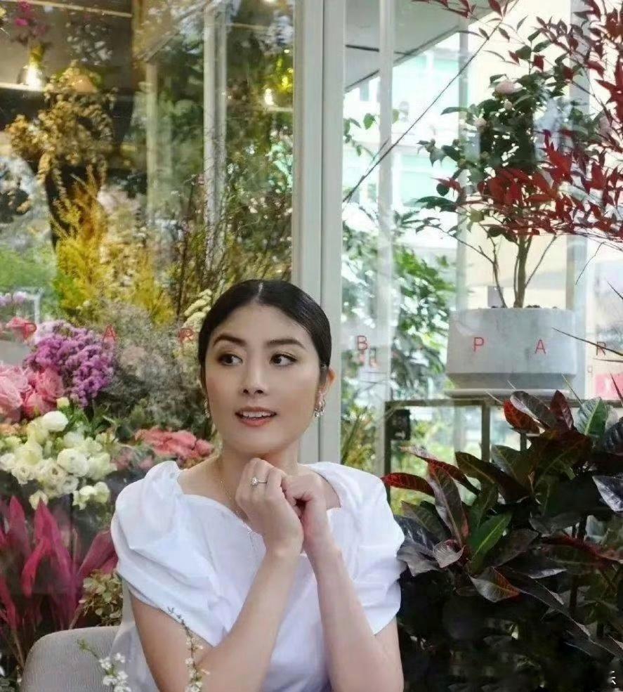 陈慧琳于花店中忙碌，依旧青春洋溢，活力满满。 ​​​