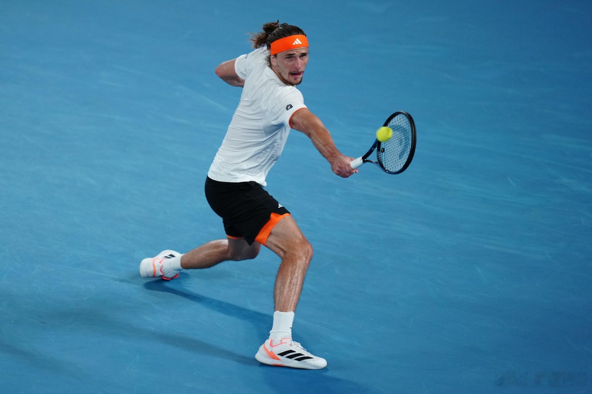 紫薇支棱起来没那么怂了，除了第一个赛点上发了个双误。幸亏有六个赛点!兹维列夫连续