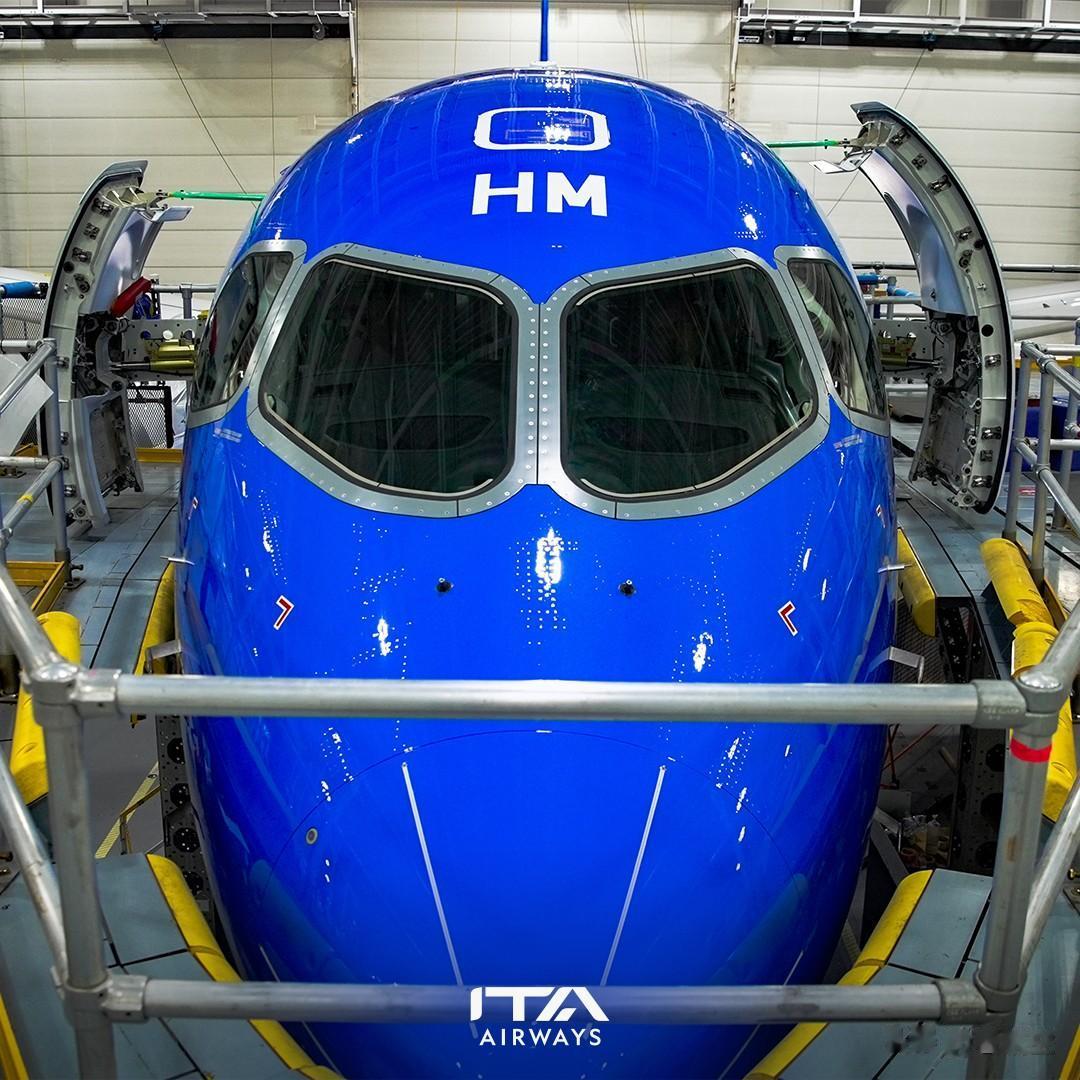 近日，意大利航空发布了一组照片，展示了他们首架蓝色涂装的A220。