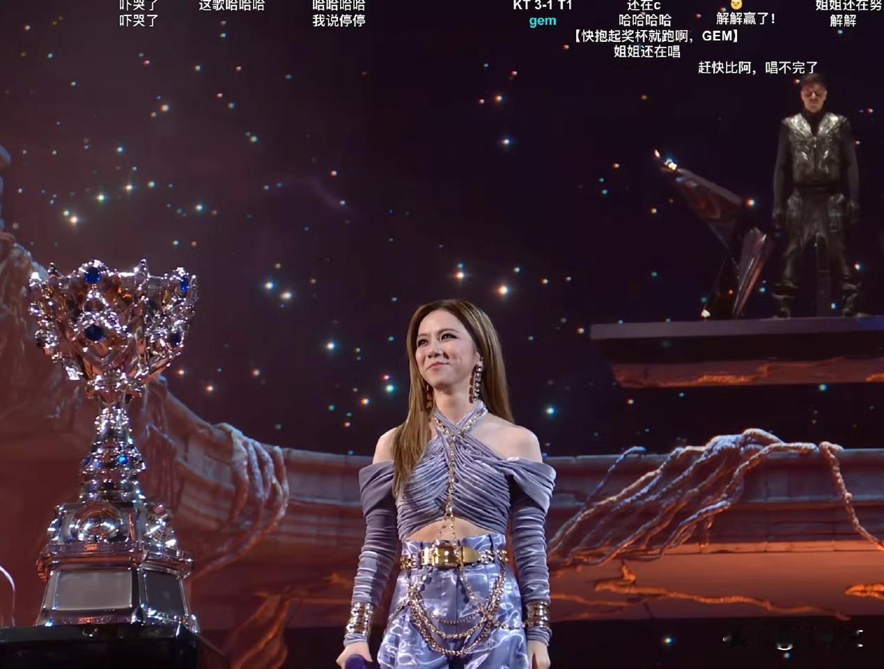 英雄联盟S15封神现场！邓紫棋全开麦无争议，实力碾压质疑
 
英雄联盟S15总决