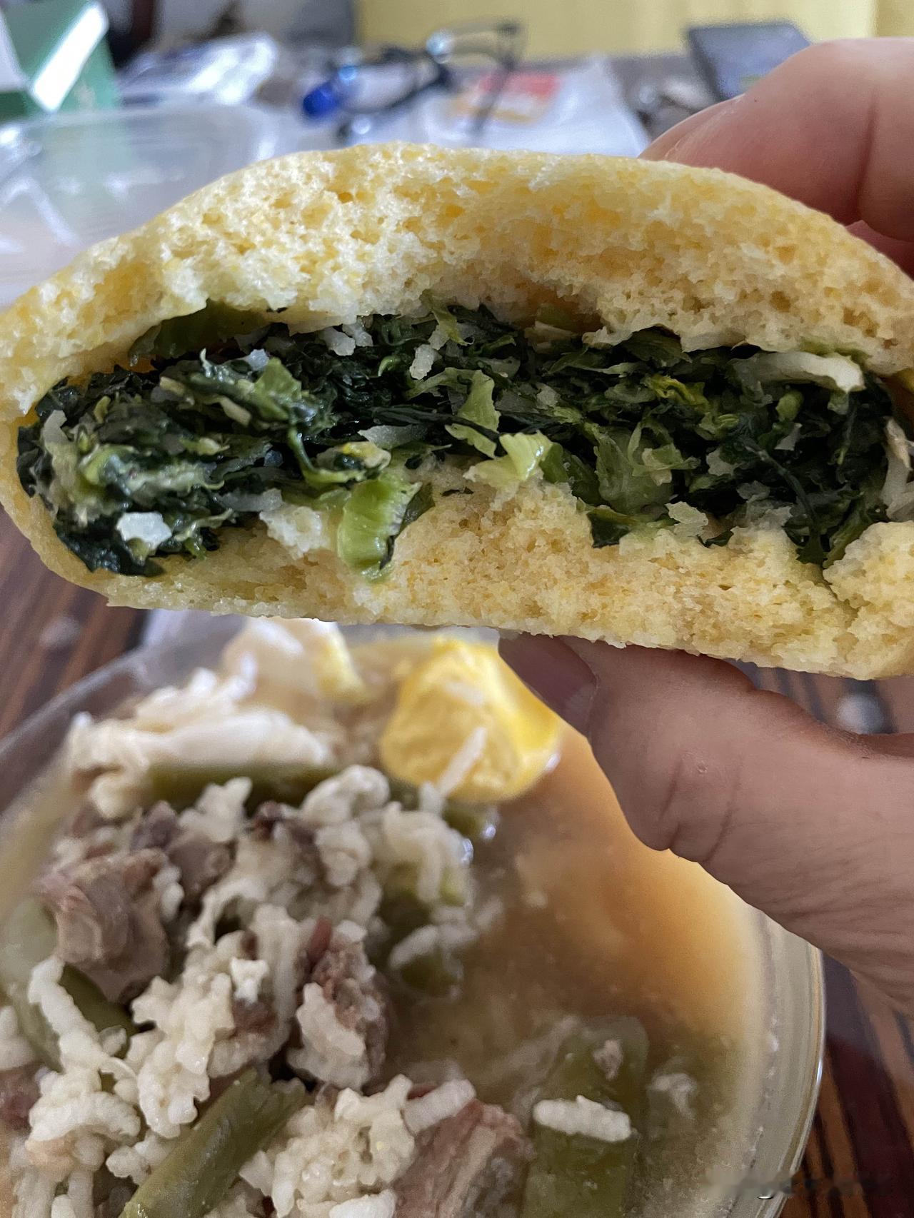 老了没有能力去挖野菜。买上几个荠菜馅菜团子解解馋吧。