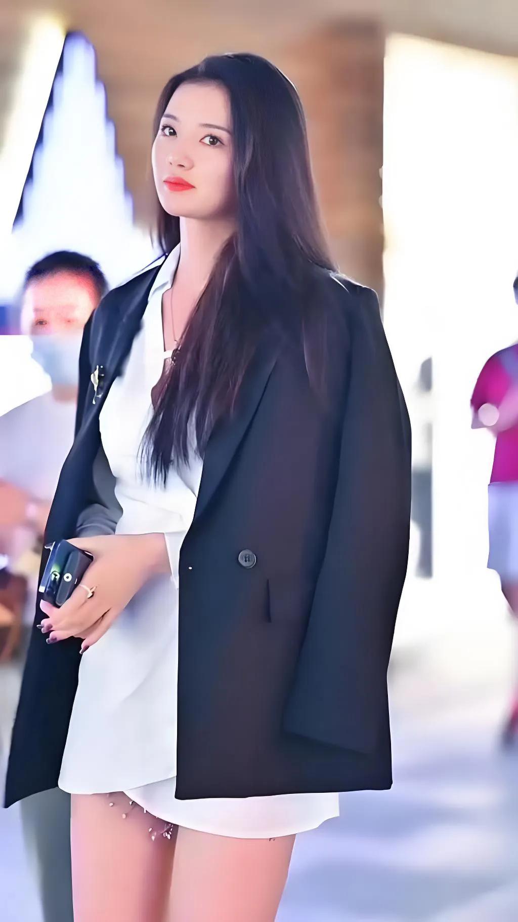 都市女郎穿搭指南：黑色西装外套+白色连衣裙，时尚又优雅！