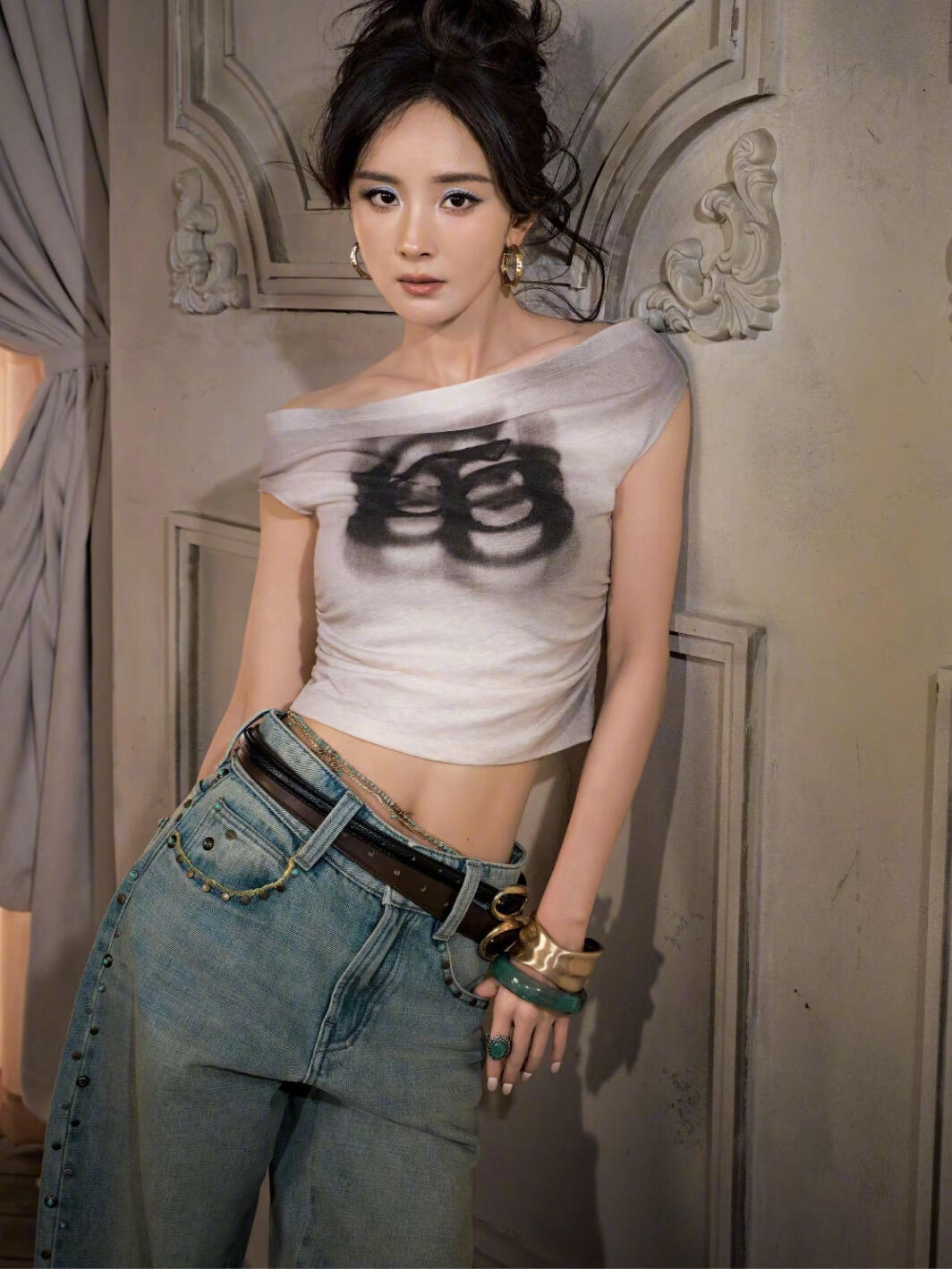 #咪咕星鲜事##杨幂一个发型搭了3套衣服#矜贵又松弛，冷艳又凌厉，每一套造型都气