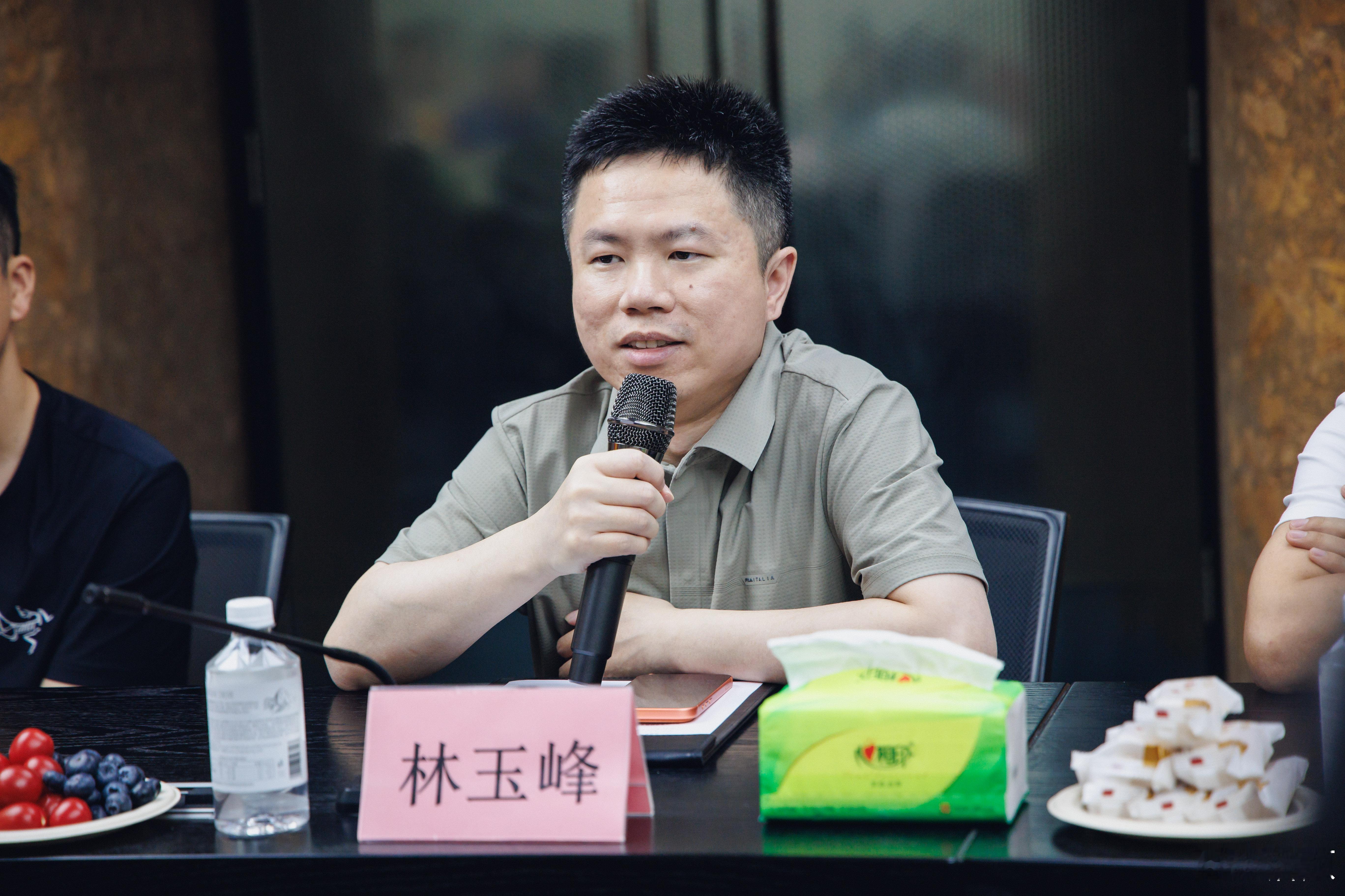 把直播吧设为主页很多年，今天终于第一次走进直播吧。感谢林总和房总的盛情邀请，中国