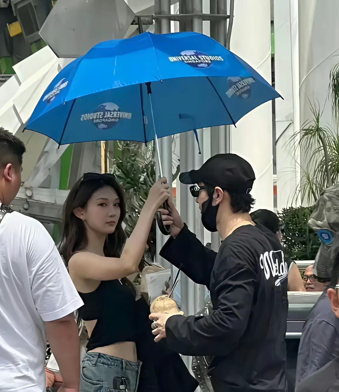 8月2日，48岁黄晓明登上热搜，热议焦点不再是生下女儿的叶珂，而是他和26岁胡冉