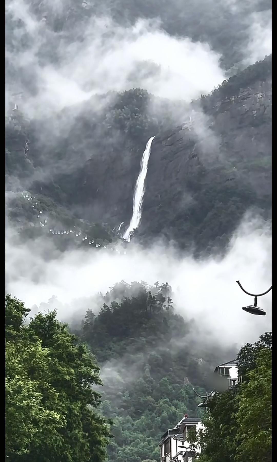 古人不欺我。
真看到了，才会相信。
飞流直下三千尺，疑是银河落九天。
大自然的鬼