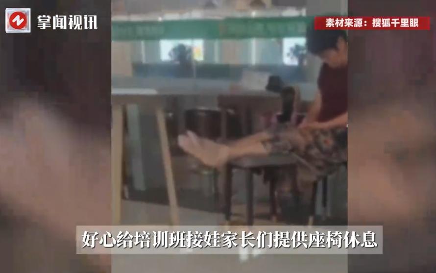 “别让好人寒了心！”7月30日，江苏无锡，一面馆老板娘好心给家长提供座椅，结果，
