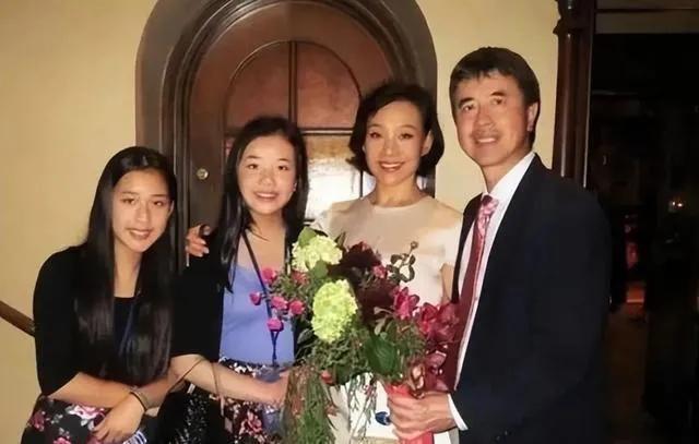陈冲现在生活在美国，二婚嫁医生婚后生两女，拥有不老容颜，两个女儿不仅漂亮也十分优