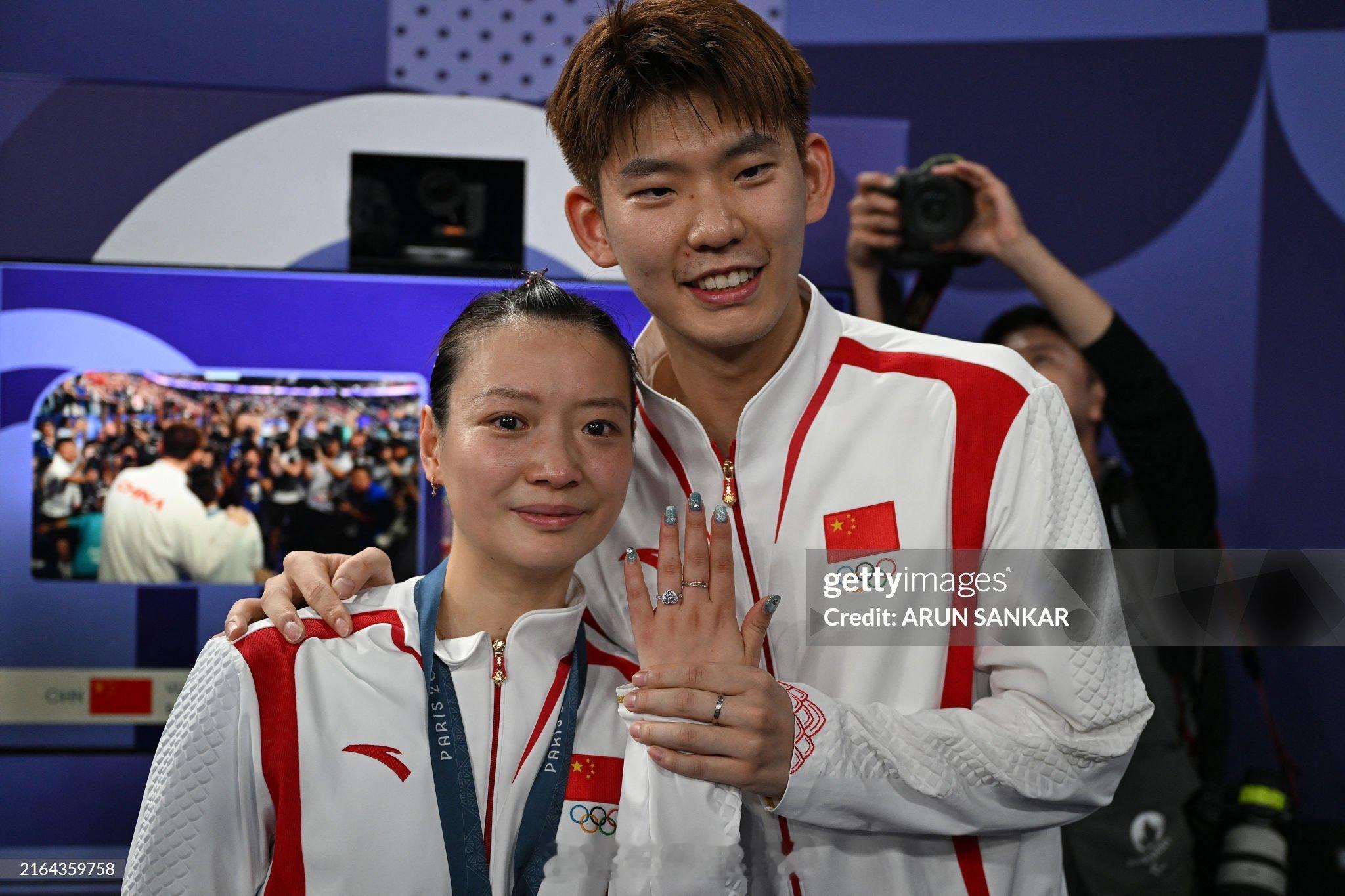 #黄雅琼钻戒##黄雅琼被求婚了# 姐姐值得幸福！ ​​​