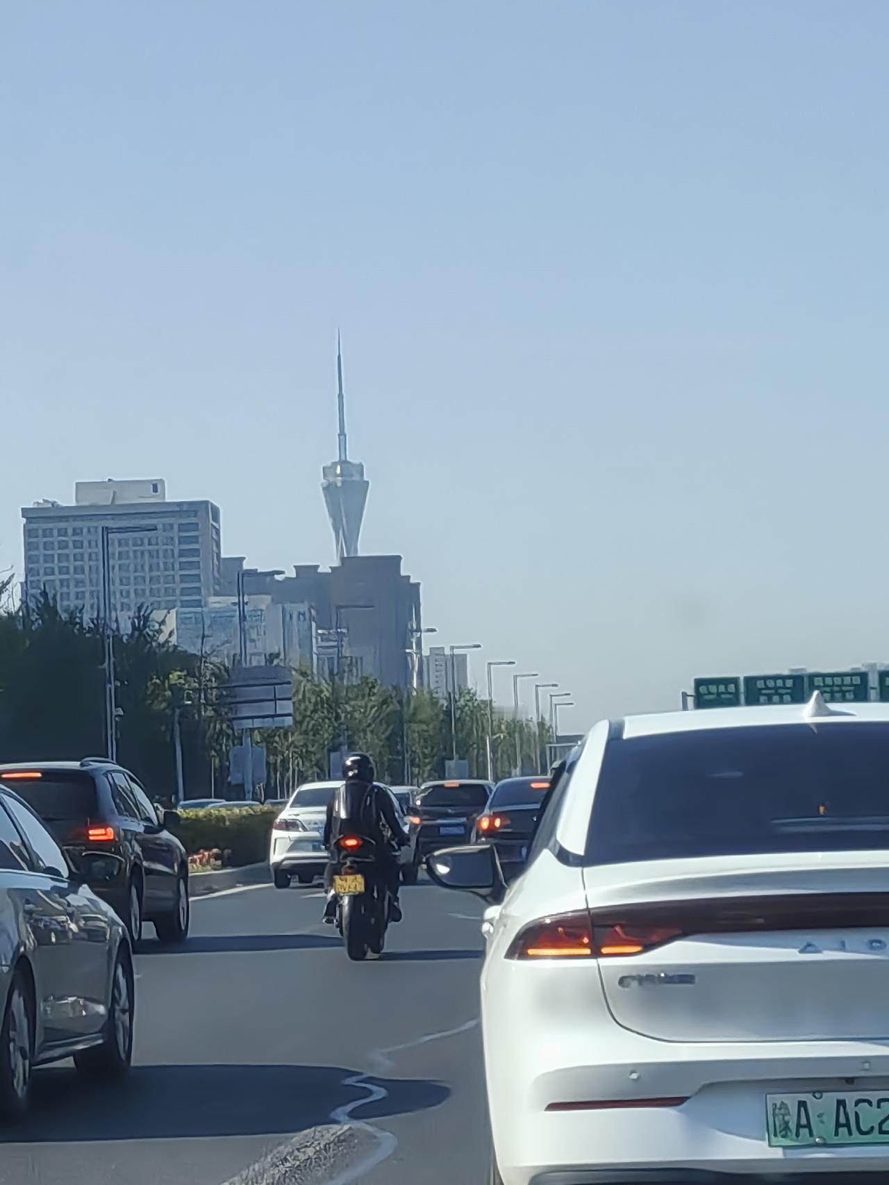 郑州属于“禁摩”城市，市区高架桥入口又有醒目的“禁止摩托车通行”的标牌，但经常看