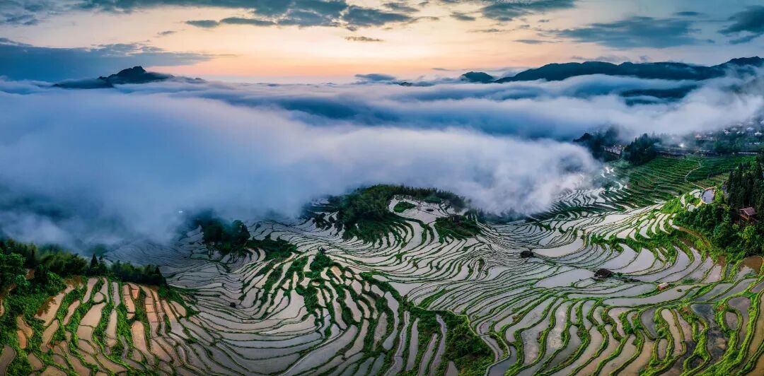 云和地处浙西南、瓯江上游，是丽水市的地理中心。明景泰三年（公元1452年）置县，