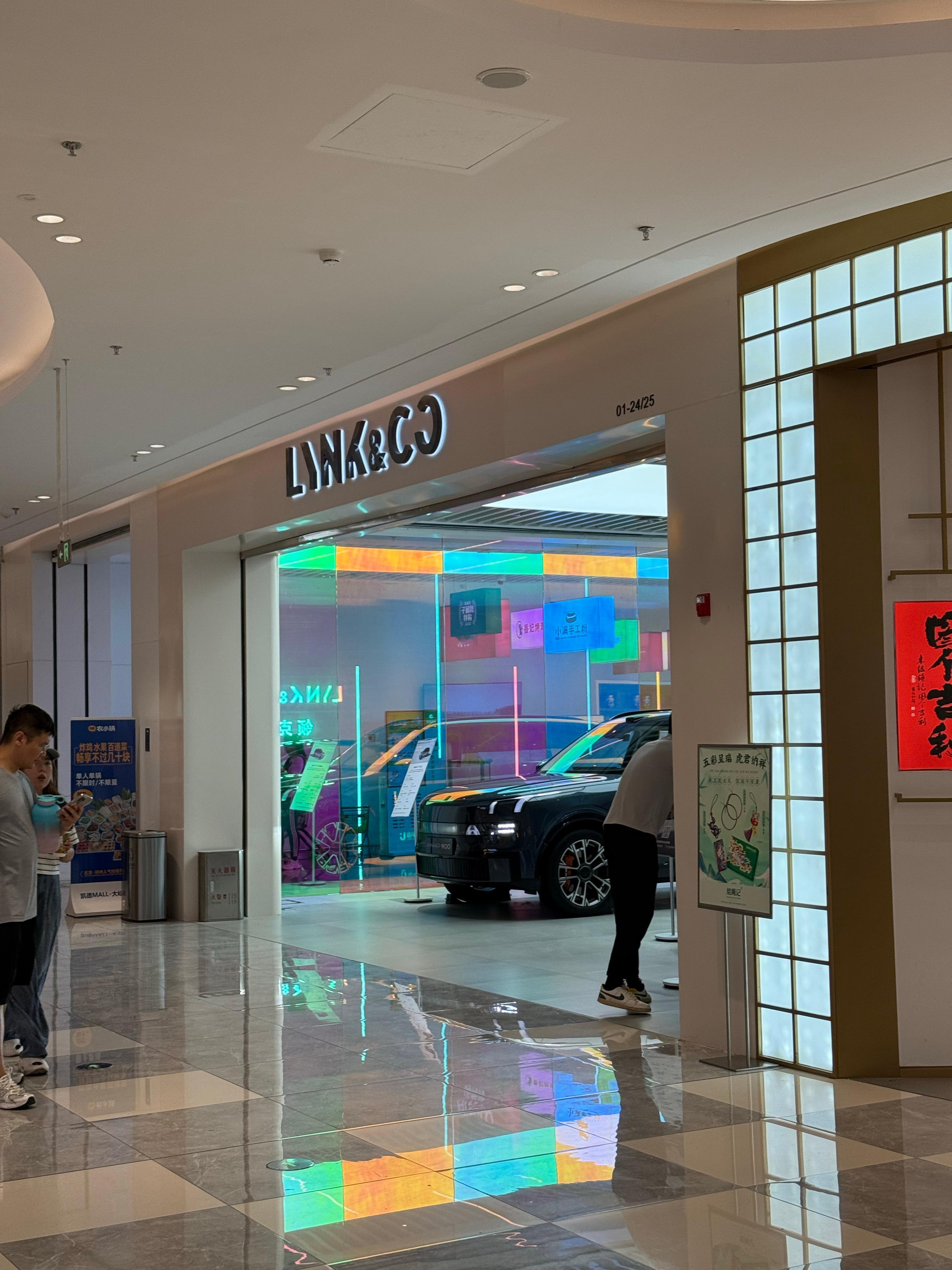 商场一楼快变成新能源汽车品牌车展了西西出街  ​​​