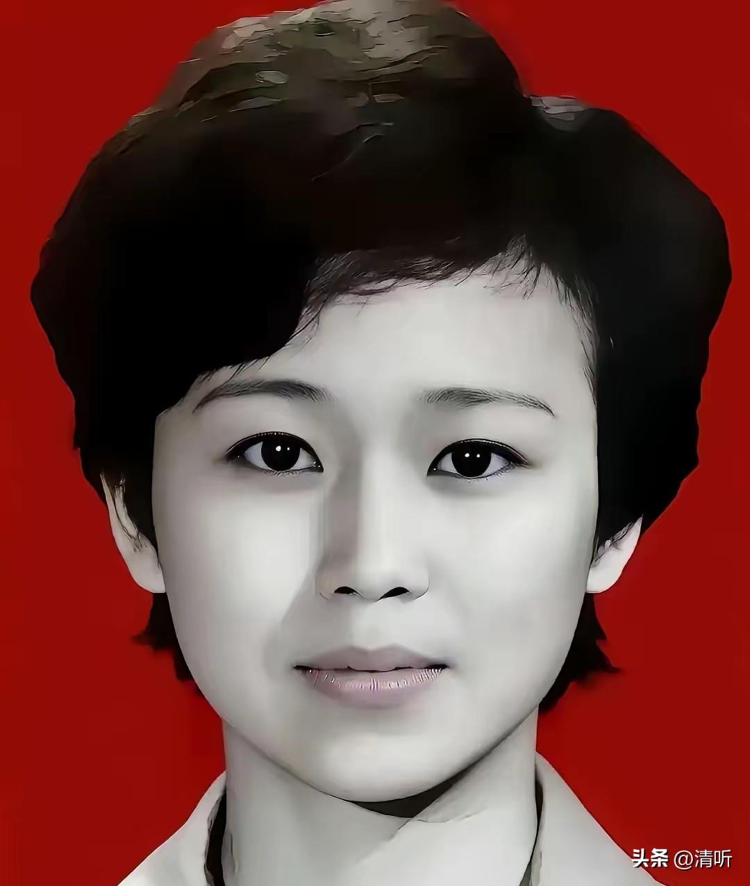 钟惠玲，1965年生于云南大理，1983年入伍，本是陆军医院里一名接转电话的话务