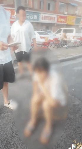 江苏徐州一小吃摊前，不少人正排队等候，一名女子却对摊主说：“我有点不太舒服”,话