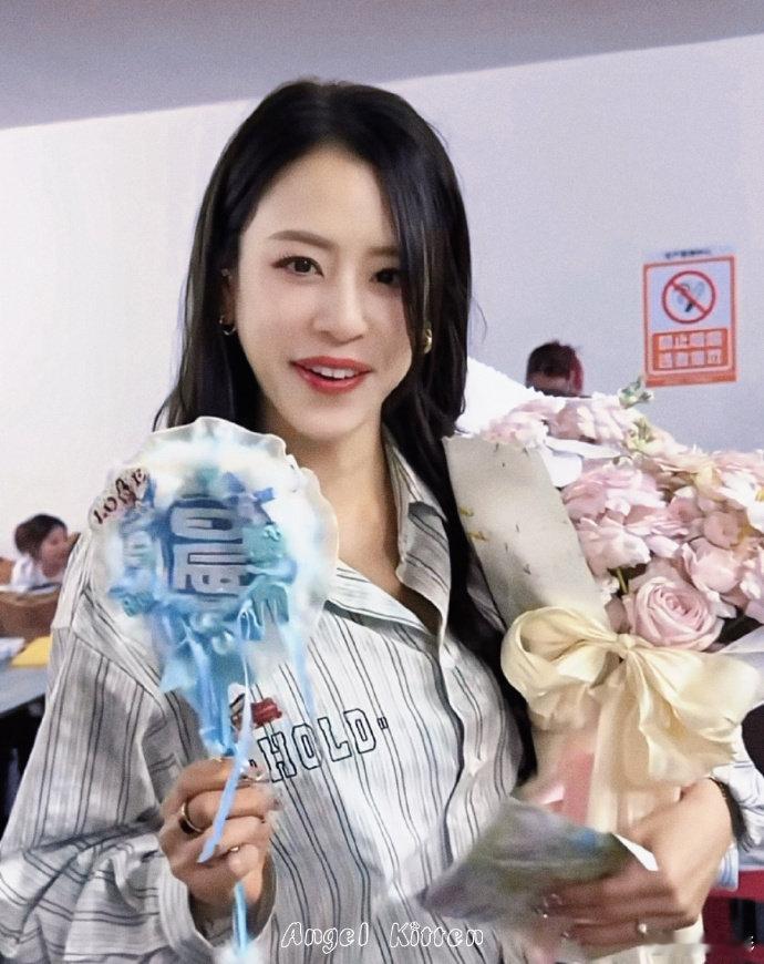 江语晨回应吃饭用的雷霆大勺别的女明星细嚼慢咽，就江语晨举着雷霆大勺哐哐炫饭，干饭