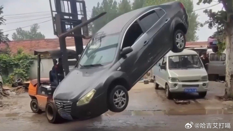 凤凰新闻【正规拆车企业“无车可拆”，大量的报废汽车到底去了哪里？】我国汽车产销量