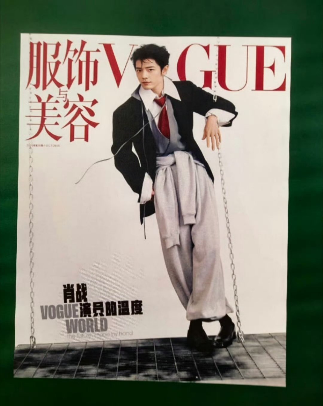 在米兰vogueworld盛典现场，肖战银十的杂志封面有两张在封面墙上很抢眼呢，