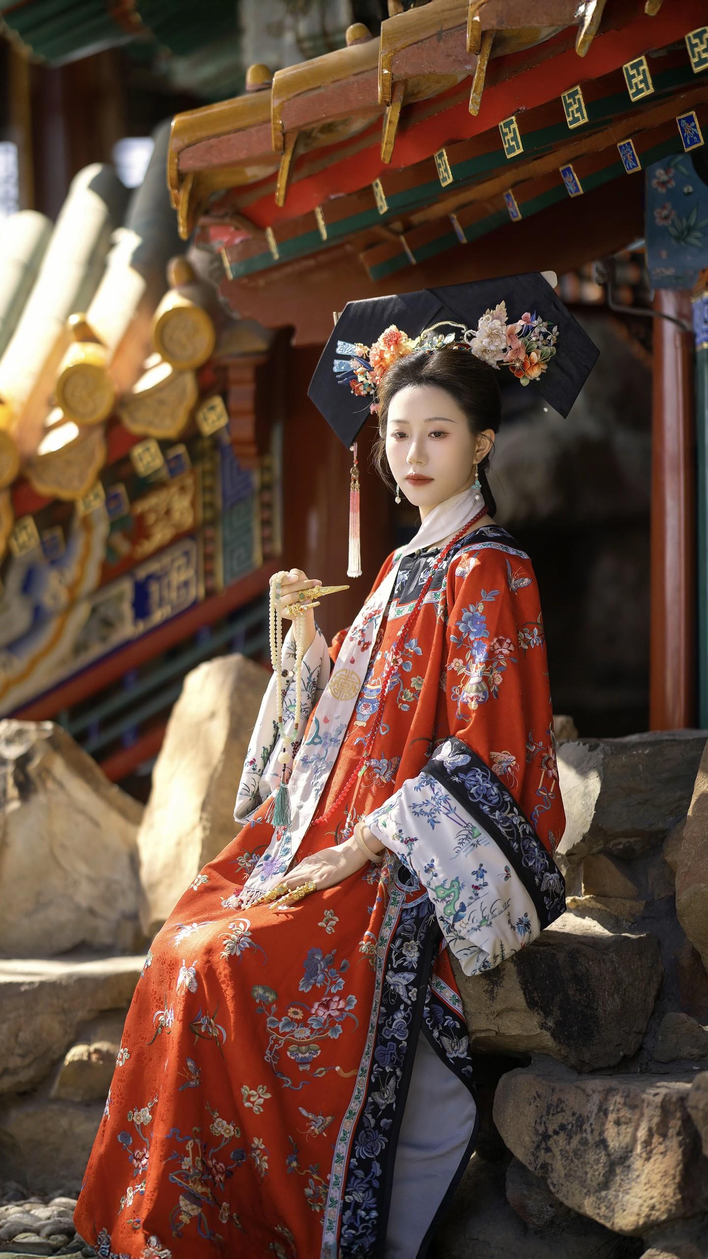 “都说紫禁城的风水养人”。客片啦 妆造：卿卿