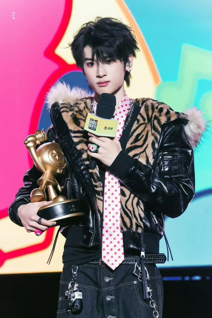 张峻豪为看台粉丝准备彩带极致温柔藏在一举一动里，主动为看台粉丝筹备惊喜，真诚对待