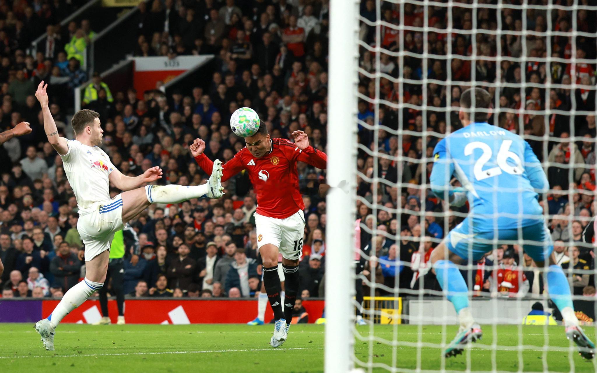 1-2！谢什科错失良机不断，卡塞米罗头球难救主，10人曼联主场爆冷不敌利兹联4月