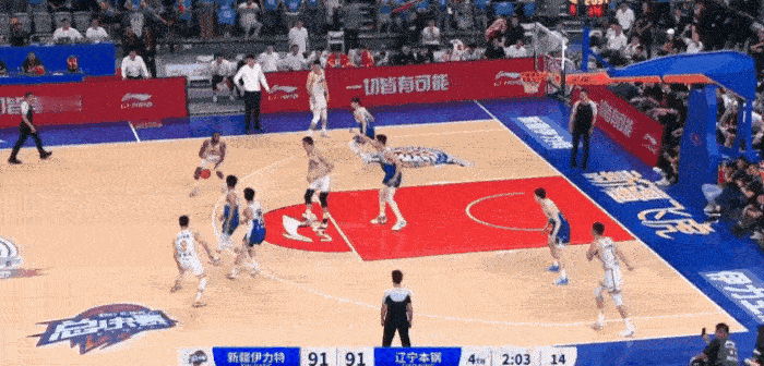 下赛季杨鸣必须给福格涨工资，手真硬啊！福格顶住压力，命中关键三分，又把齐麟三分给