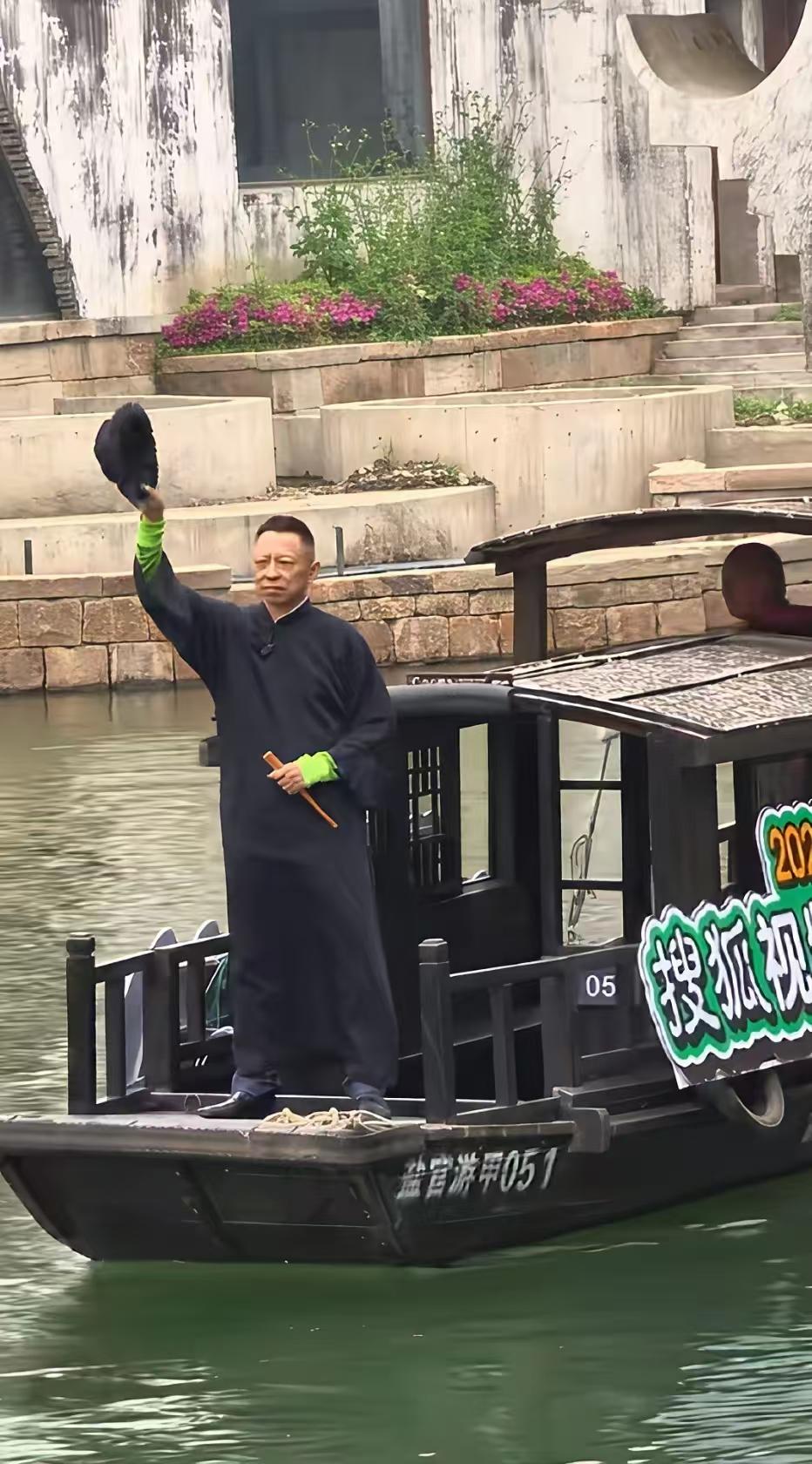 张朝阳现身海宁泛舟船上时的一幕，挺帅的张朝阳，怎么越来越像演员李明呢。

他以为