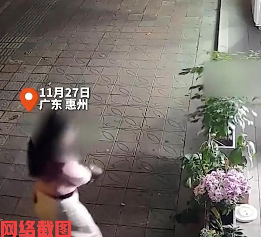 广东惠州有情侣晚上出门逛街。

此刻情侣之间还是浓情蜜意，当她们走到一家店铺时，