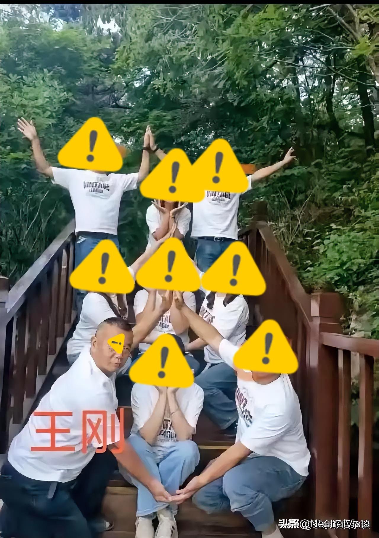 伊宁耍诈王先生

伊宁旅居把房订，只订一间藏私心。
一众亲友院中蹲，灶架支起烟火