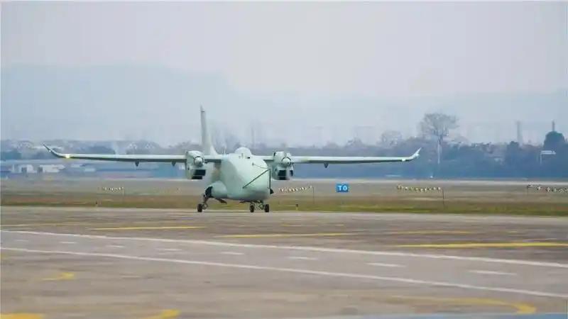 牛爆！
2.4全球首款混动无人运输机重庆首飞，低空经济炸了
谁能想到，中国低空经