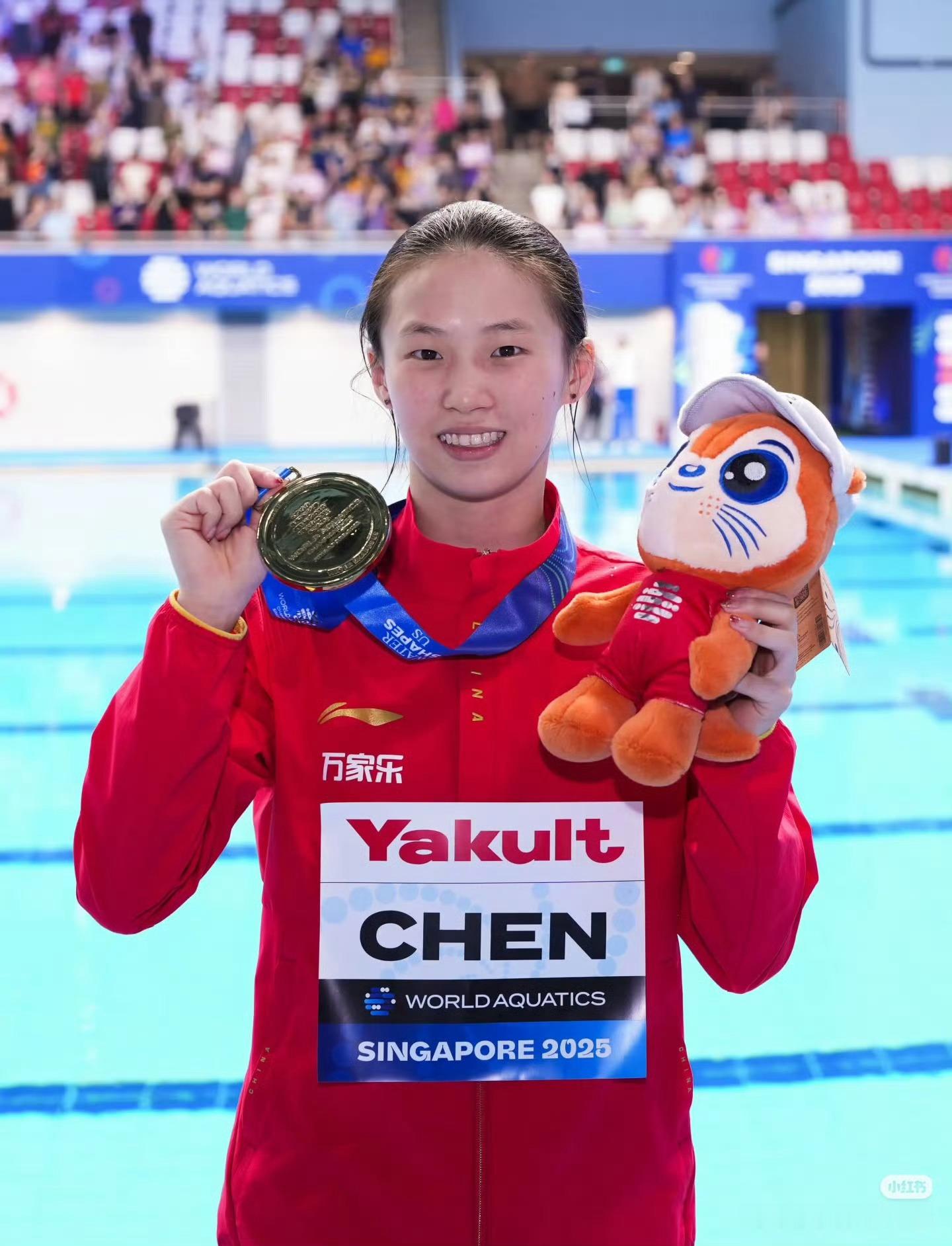 泳池边的飒爽英姿与赛场下的鬼马灵动，陈芋汐用一张反差神图打破刻板印象。竞技时的冷