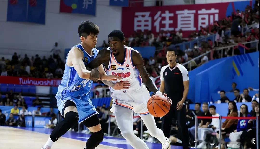 广东男篮豪掷千金组豪华外援团，要重回巅峰？
 
CBA的转会市场，广东宏远俱乐部