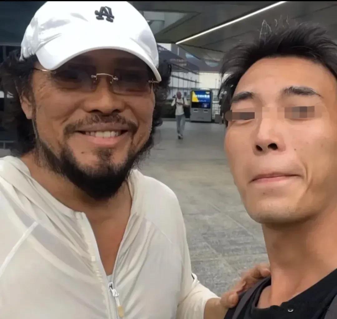 75岁张菲，现身上海虹桥！近照瘦了，一笑还是很幽默！

最近，有网友在上海虹桥机