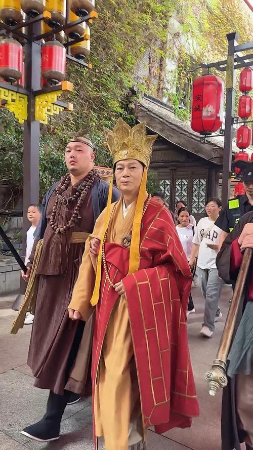 79岁罗家英被曝在杭州景区“打工”？消息一出引发热议！是体验生活还是另有隐情？这