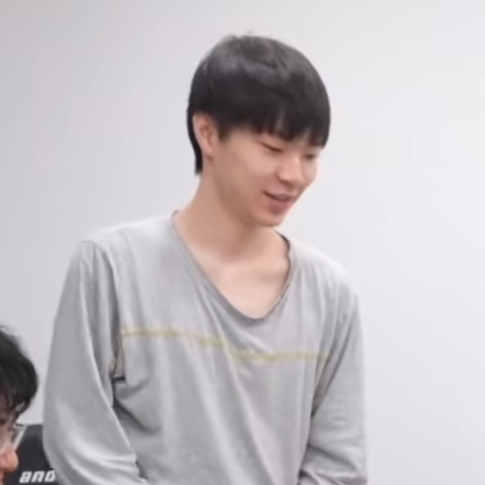 我就想问这个二代文俊为啥老穿这个敞个领子的衣服 