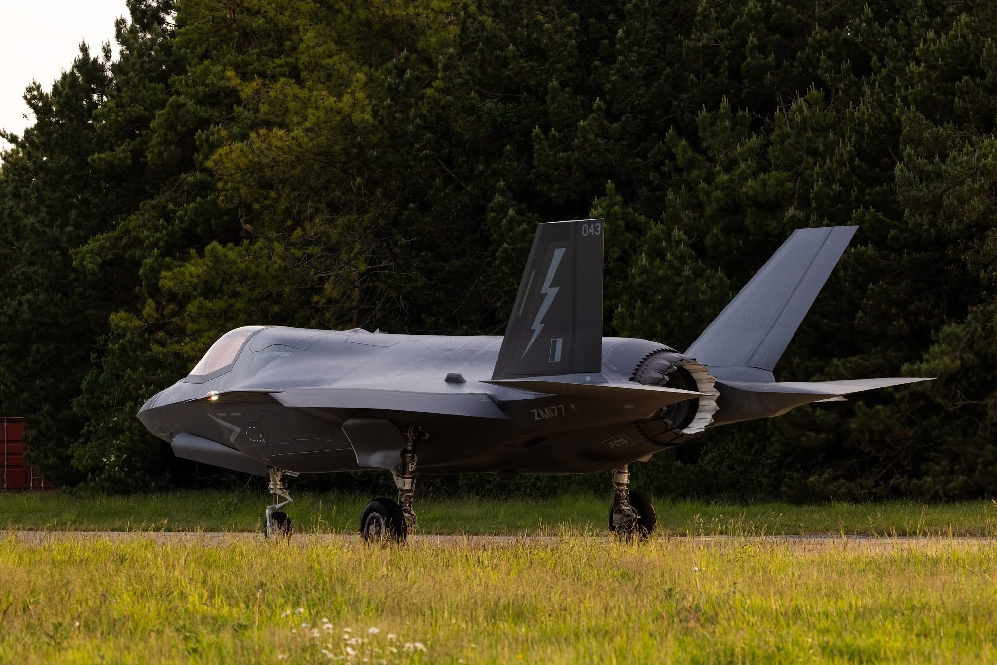 今日肥电 英国皇家空军（RAF）官宣上周其最后2架F35B已落地英国马汉姆空军基