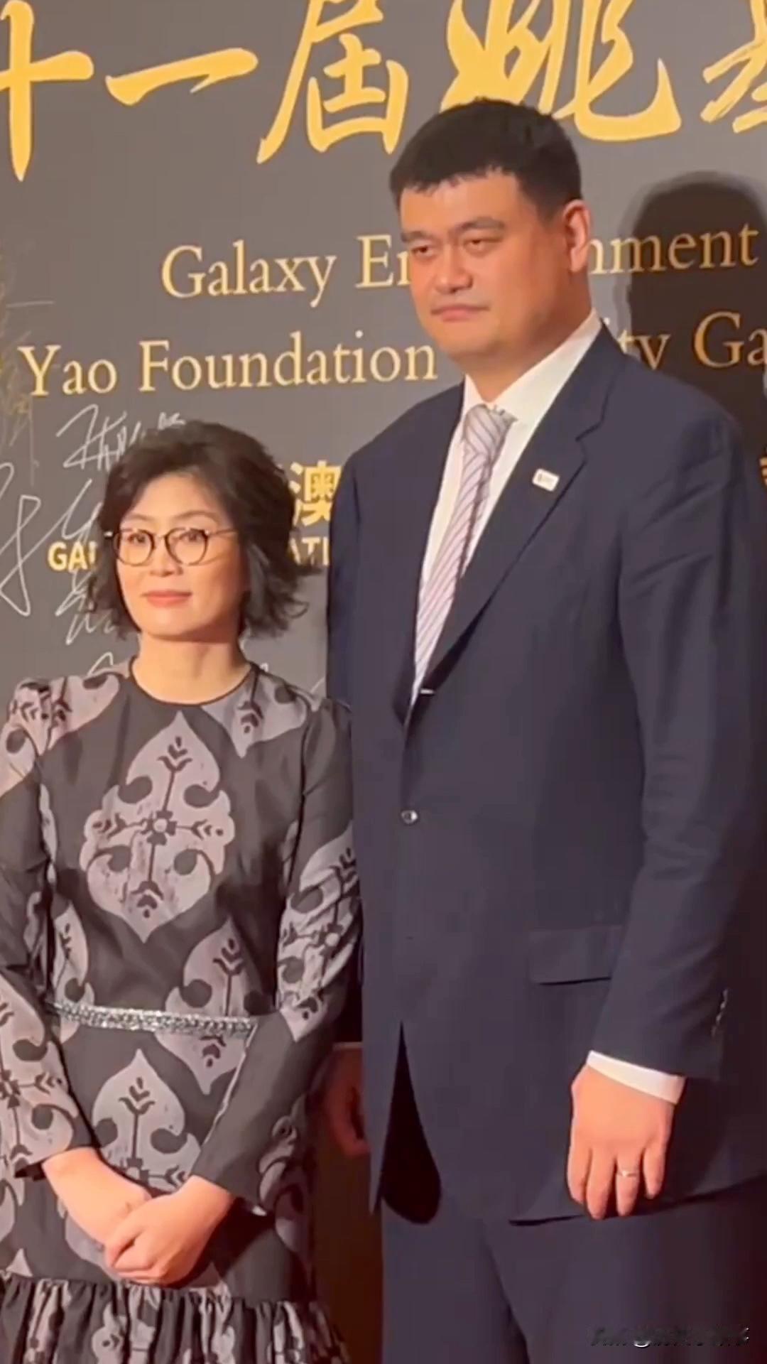 都以为姚明娶了叶莉是享福，其实他回家都在"受罪"。1米9的叶莉脖子得仰成90度才