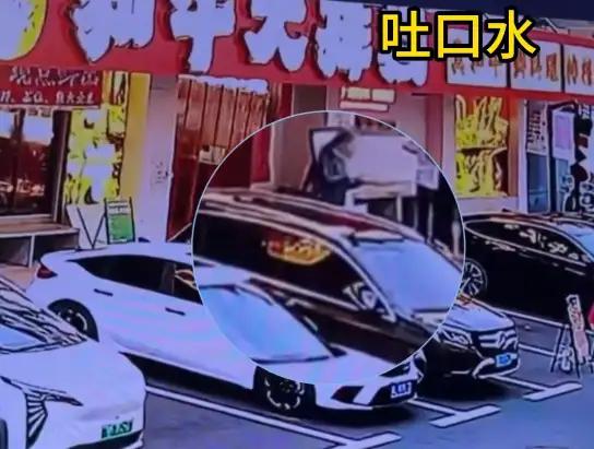 “这是想钱想疯了？”广东广州，俩女子带娃吃自助烤肉，桌上剩的肉够再开一桌，老板娘