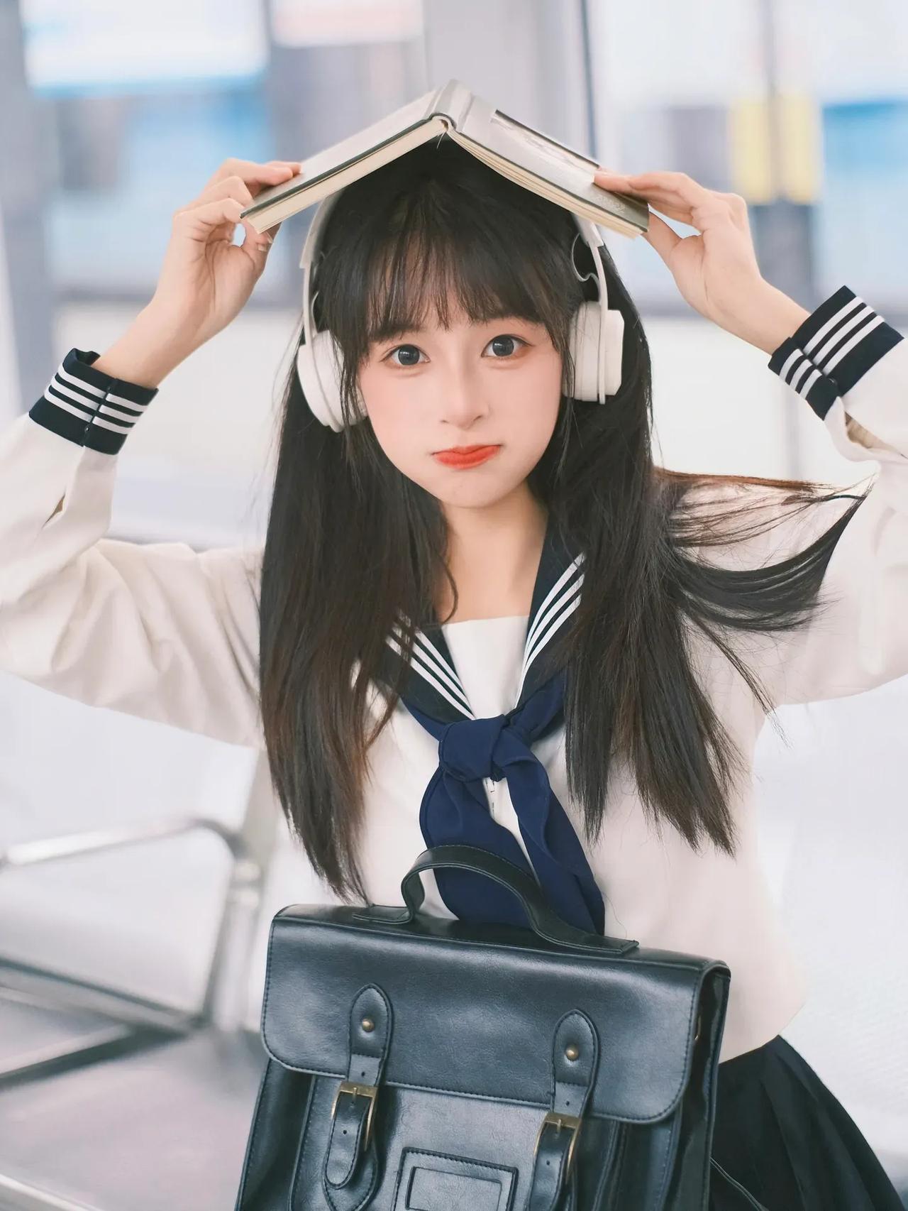 分享甜美小姐姐随手拍存一些地铁站青春感拍照姿势分享随手拍的美照