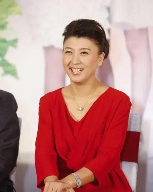 闫学晶直播自曝没上亿资产，还在还房贷？
这年头，明星哭穷比走红毯还勤快。
但闫学