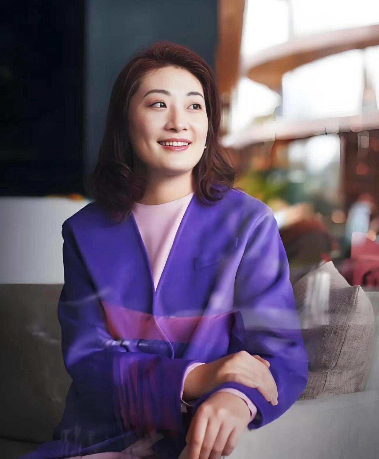 说真的，现在最偷着乐的人怕是杜建英了吧！

倒不是因为宗馥莉离开娃哈哈，也不是因