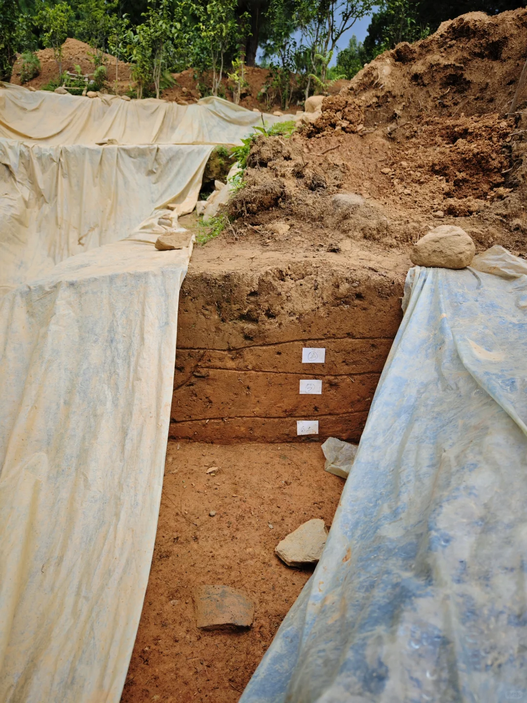 探寻大理金刚城遗址 偶遇考古工地