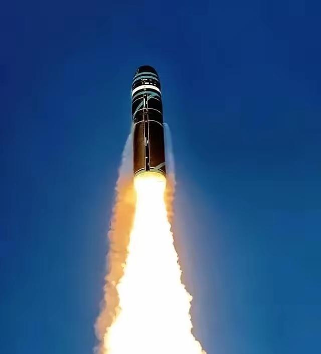 刀都架在脖子上了，伊朗总统突然站出来，对着全世界喊了两句话。第一， 核武器 ，我